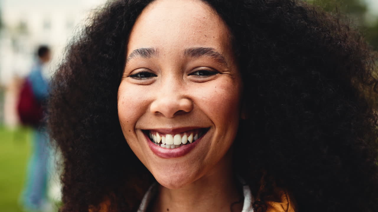 Ritratto di una donna sorridente con i capelli ricci