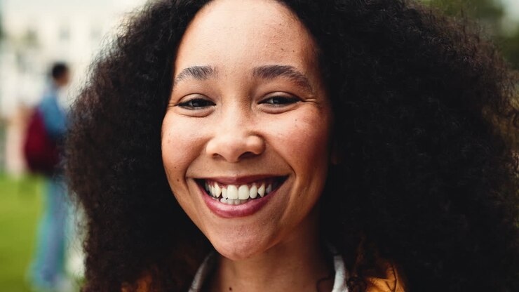 Retrato de uma mulher sorridente com cabelos encaracolados