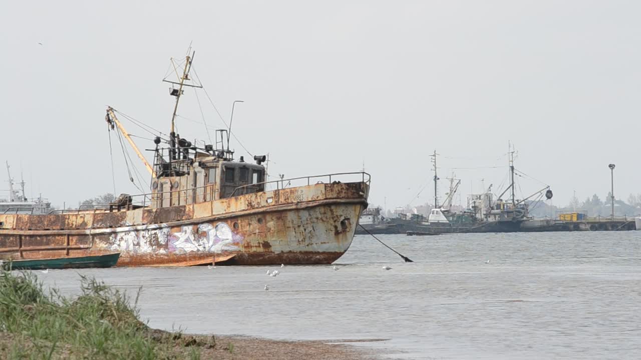 Barcos oxidados. Los barcos en el golfo.