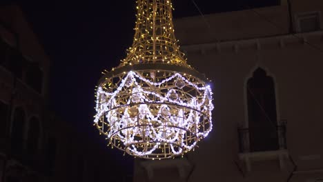 un candelabro al aire libre iluminado por la noche