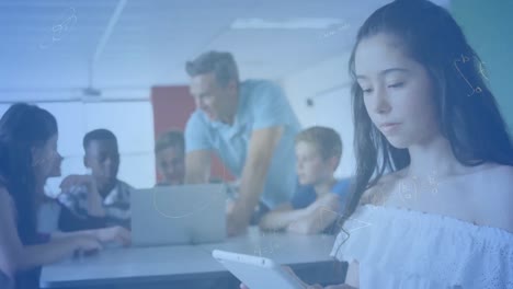 Ecuaciones-Matemáticas-Flotando-Contra-Una-Chica-Caucásica-Usando-Una-Tableta-Digital-En-La-Escuela-Primaria