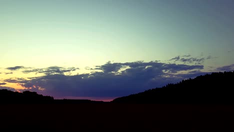 hermoso atardecer de verano clorfull. hermosas nubes de trueno sobre el campo, disparando desde un coche que va en el camino a lo largo del suelo. noche, escena dinámica, video 4k