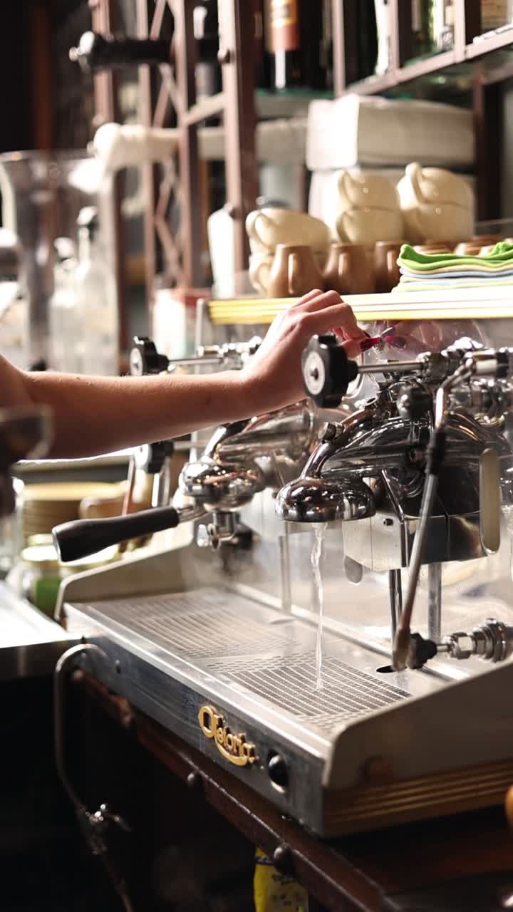 Barista che prepara il caffè