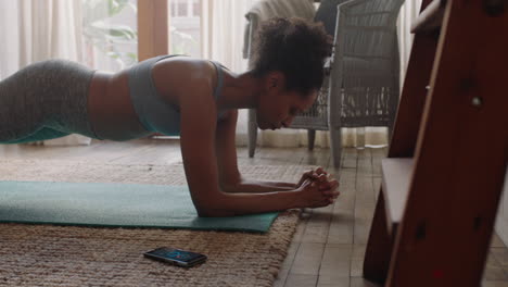 Mujer-Sana-Haciendo-Ejercicio-En-Casa-Practicando-En-La-Sala-De-Estar-Disfrutando-Del-Ejercicio-Físico-Matutino