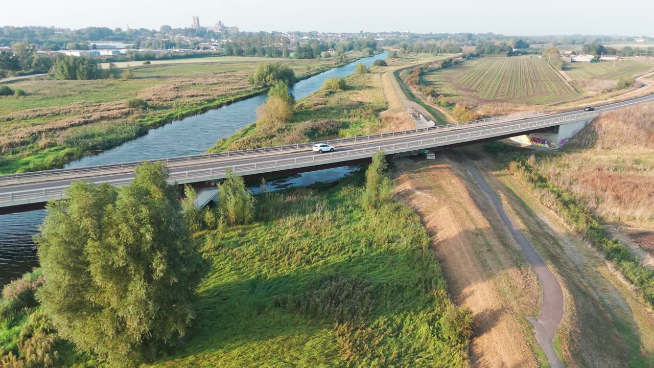 시골 지역 의 강 을 가로지르는 다리 의 공중 사진