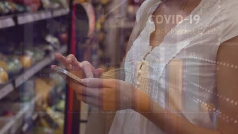 animación del procesamiento de datos sobre una mujer caucásica que usa un teléfono inteligente en la tienda