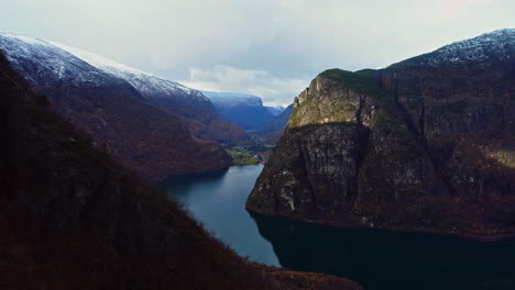 Hermosa-Toma-Aérea-Revelada-Del-Lago-Reflectante-Panorámico-Desde-Las-Montañas