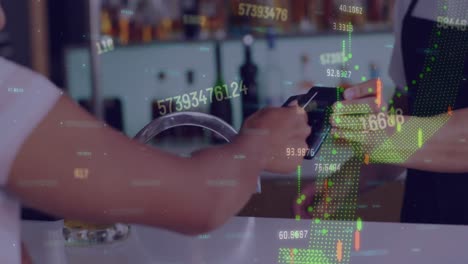 animación del procesamiento de datos sobre una mujer biracial que paga con tarjeta de crédito