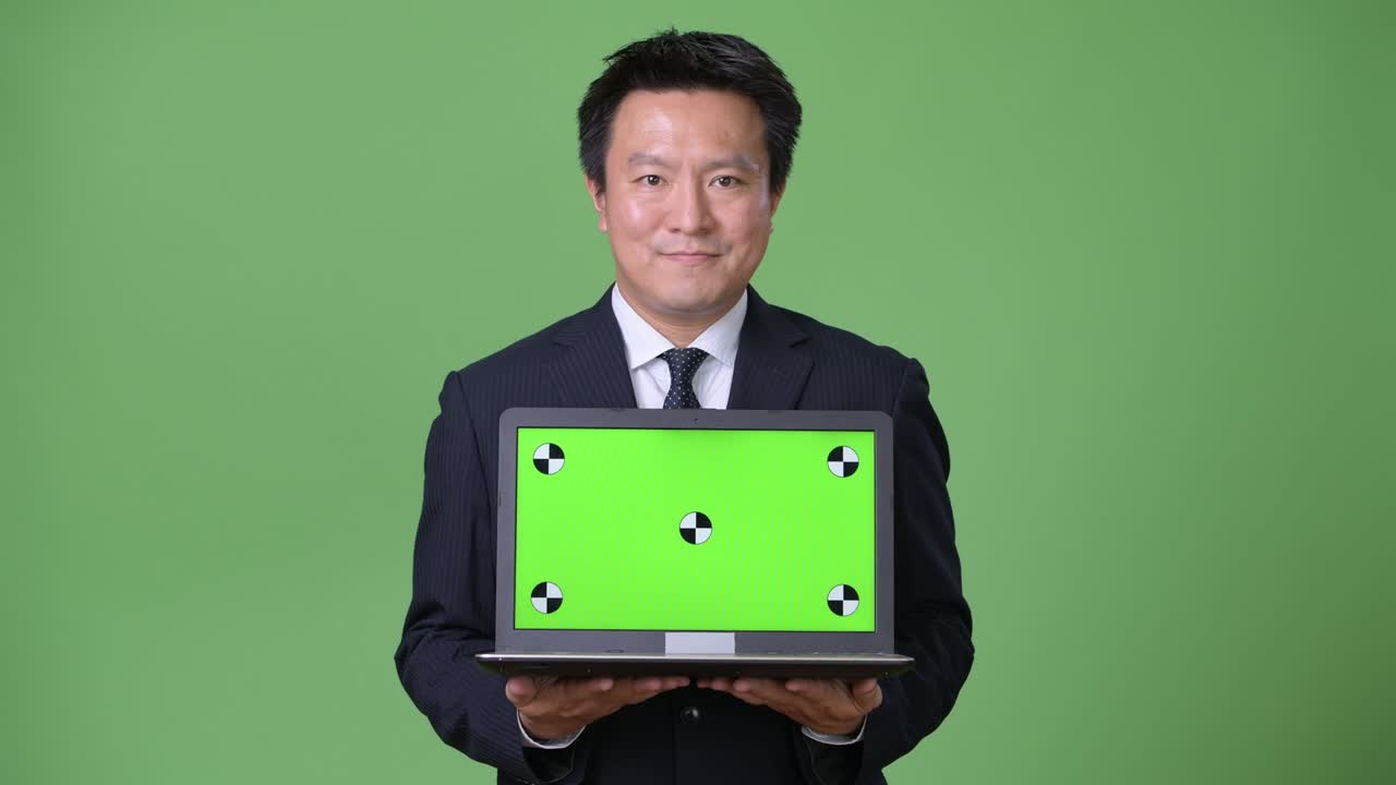 녹색 배경에 성숙한 일본 사업가