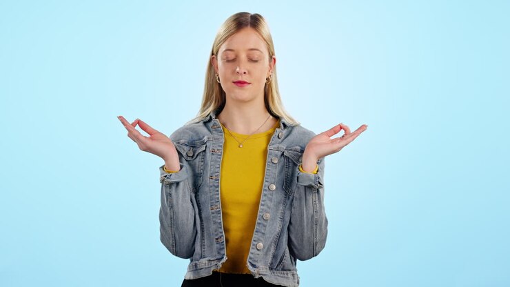 Meditazione, respirazione e donna in studio