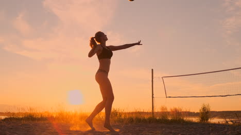 Jovencita-Salta-Y-Sirve-Voleibol-En-La-Playa-A-Cámara-Lenta