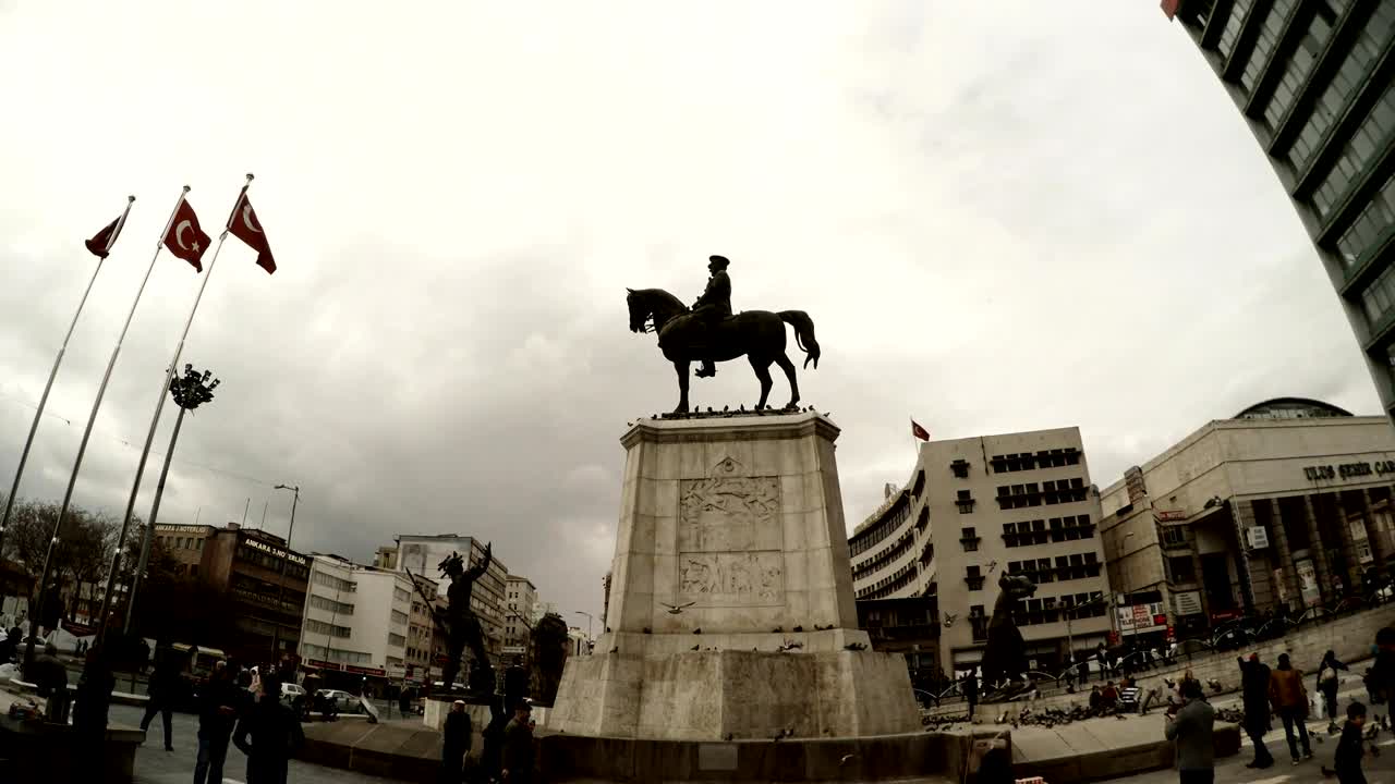 아타르크 기념관, 마당, 터키 발, 지나가는 비둘기, 구름이 가득한 날, 앙카라