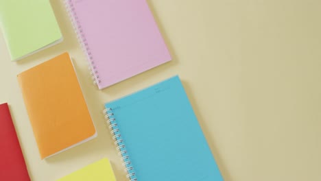 video der komposition mit bunten notizbüchern auf gelber oberfläche