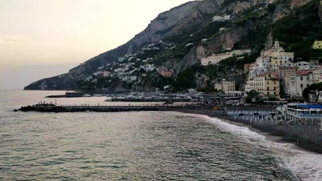 Atardecer-Tardío-En-La-Costa-De-Amalfi,-Italia