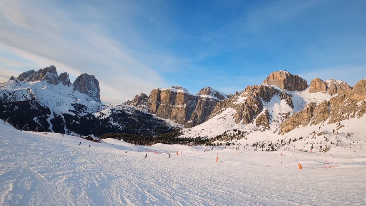 이탈리아의 돌로미트 산맥에서 알파인 스키를 즐기는 fpv pov
