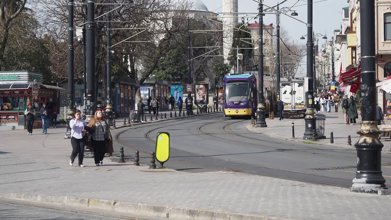 트램 을 타고 있는 이스탄불 거리 장면