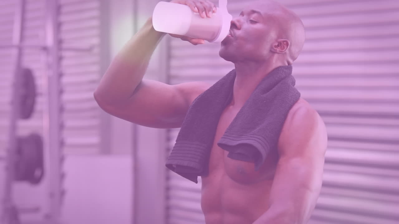 animación de manchas brillantes sobre un hombre fuerte haciendo ejercicio en el gimnasio