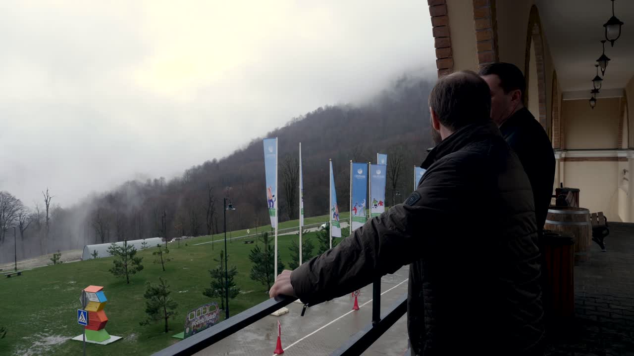 панорамный вид на горы с балкона