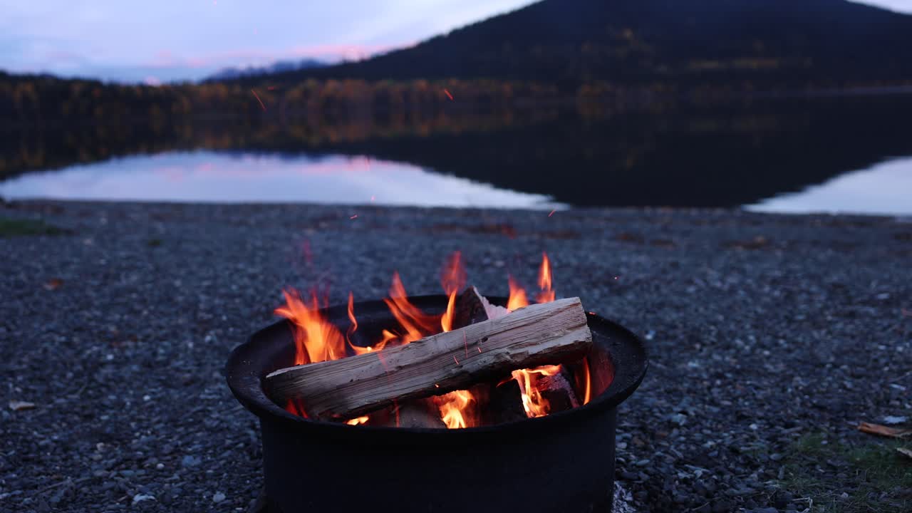 저녁에 캠프 파이어 산 호수 해안