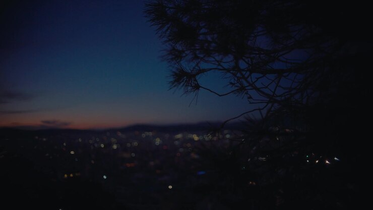 Kypseli, Atene, Grecia, luci bokeh al crepuscolo. Inquadratura statica.