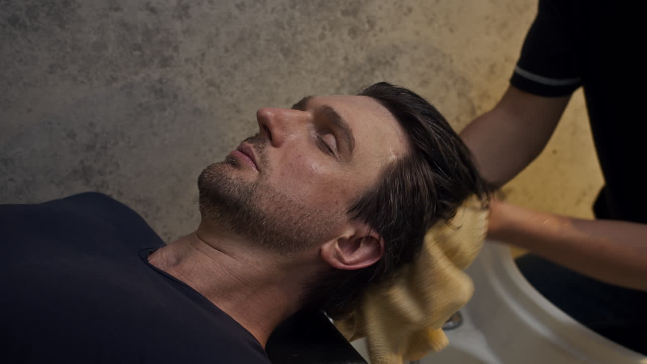 Homem lavando o cabelo em um salão de beleza