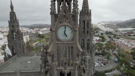 Drone-Volando-Cerca-De-La-Torre-Del-Reloj-De-La-Iglesia-De-San-Juan-Bautista,-Arucas-En-Islas-Canarias