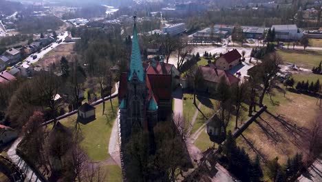toma aérea de una enorme iglesia antigua ubicada en el pequeño pueblo