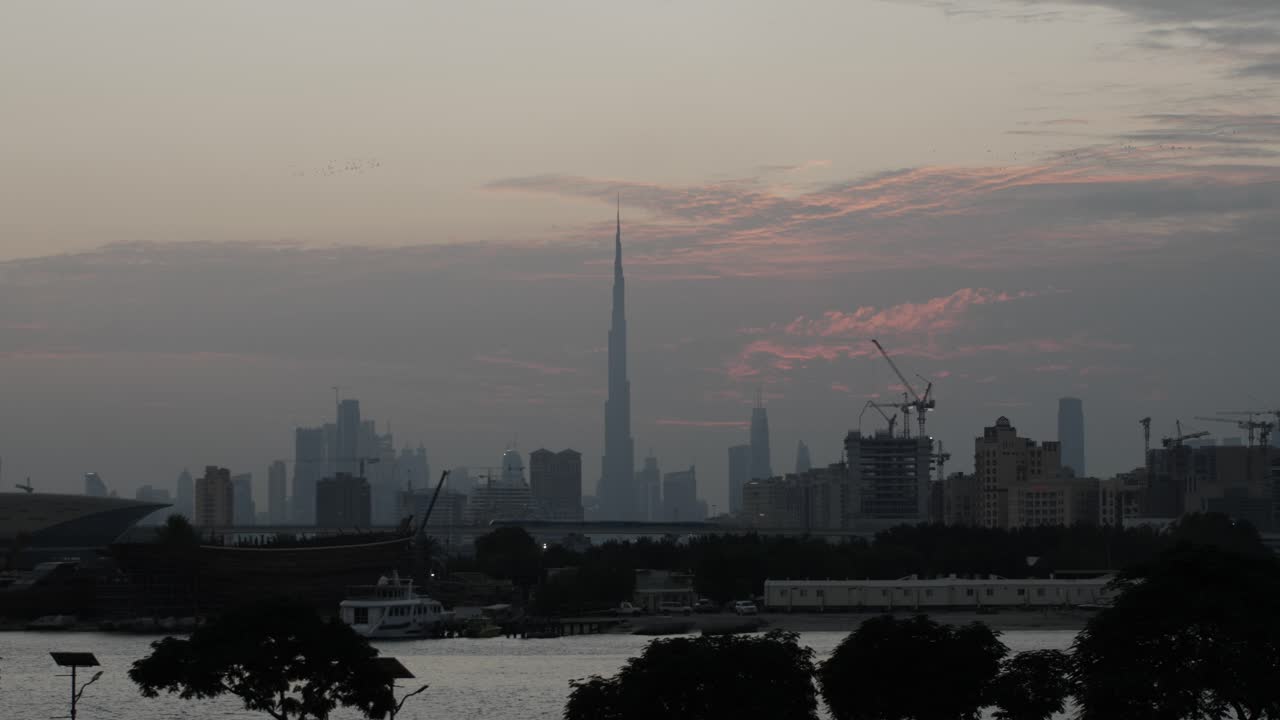 Skyline di Dubai - paesaggio urbano con il Burj Khalifa al tramonto negli Emirati Arabi Uniti