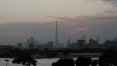 horizonte de dubai - paisaje urbano con burj khalifa al atardecer en los emiratos árabes unidos