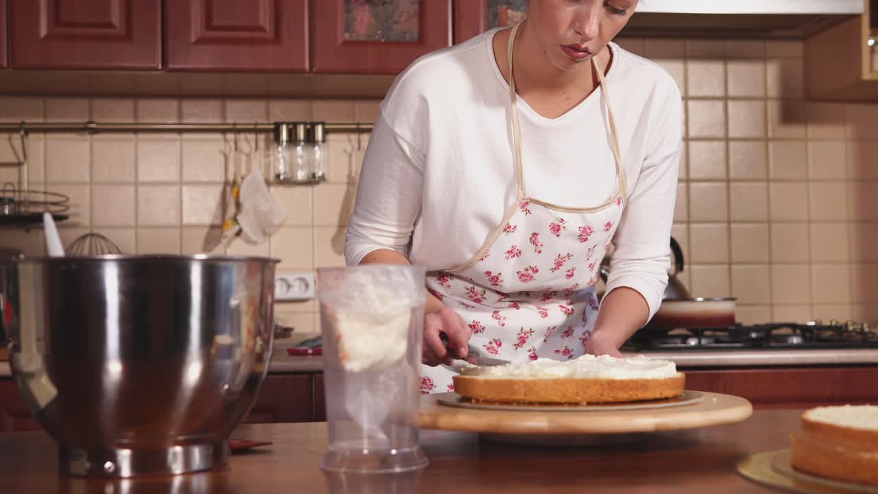 mujer decorando un pastel en la cocina