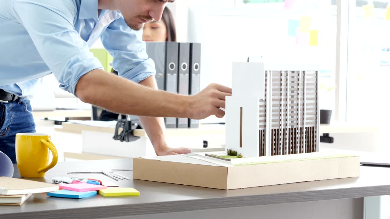 primer plano del arquitecto hablando con el proyecto de construcción juntos. el arquitecto o el ingeniero se está concentrando mientras examina el desarrollo del nuevo proyecto de construcción.