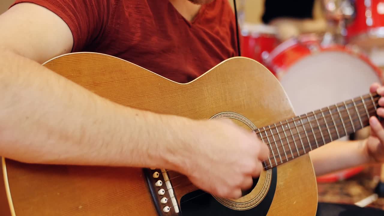 banda de música actuando en el estudio