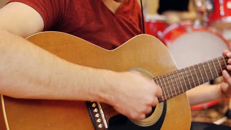 banda de música actuando en el estudio