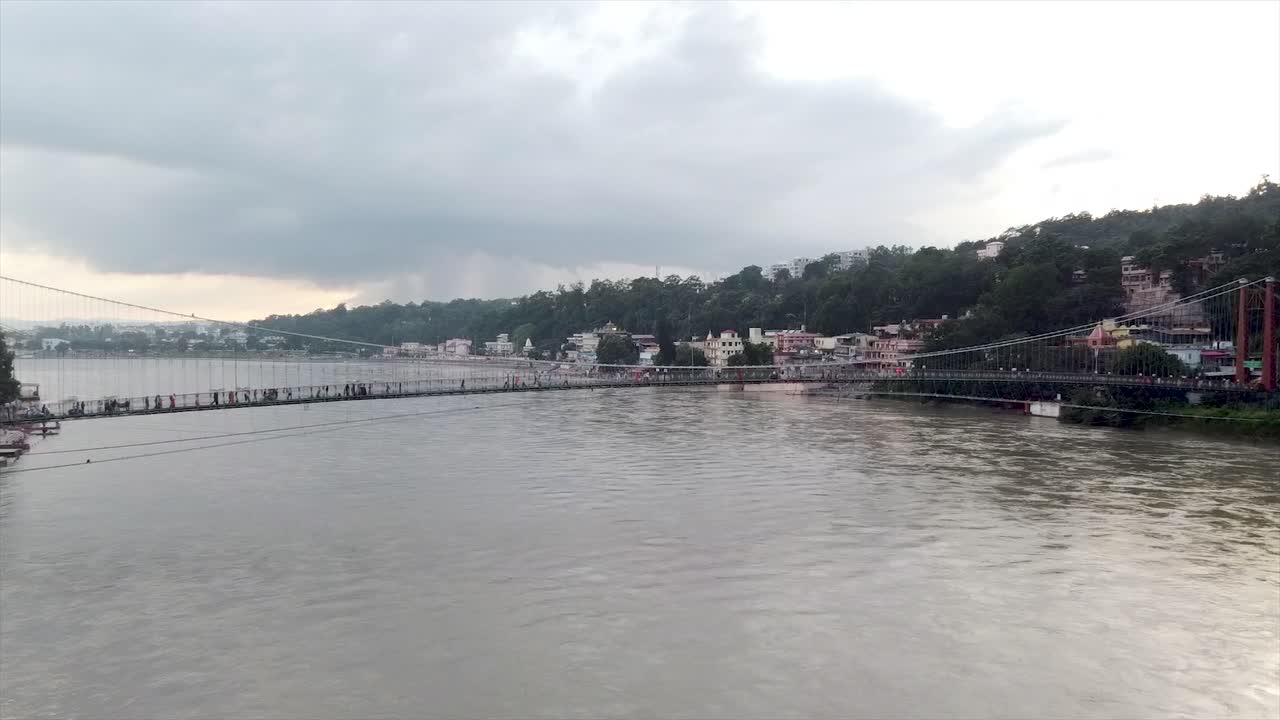 imágenes aéreas cautivadoras del río ganges, mostrando su camino sinuoso a través de paisajes exuberantes y la ciudad de rishikesh