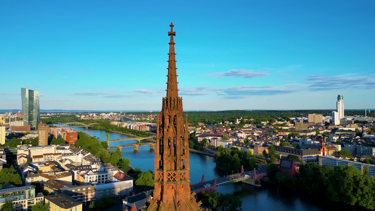 Video drone 4K dari puncak Katedral Kaiserdom St. Bartholomäus bergaya Gothik di pusat kota Frankfurt, Jerman di Sungai Main