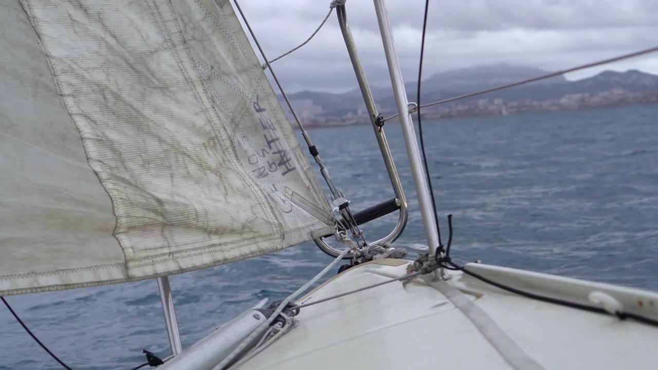 흐린 날 범선에서 마르세유의 전망