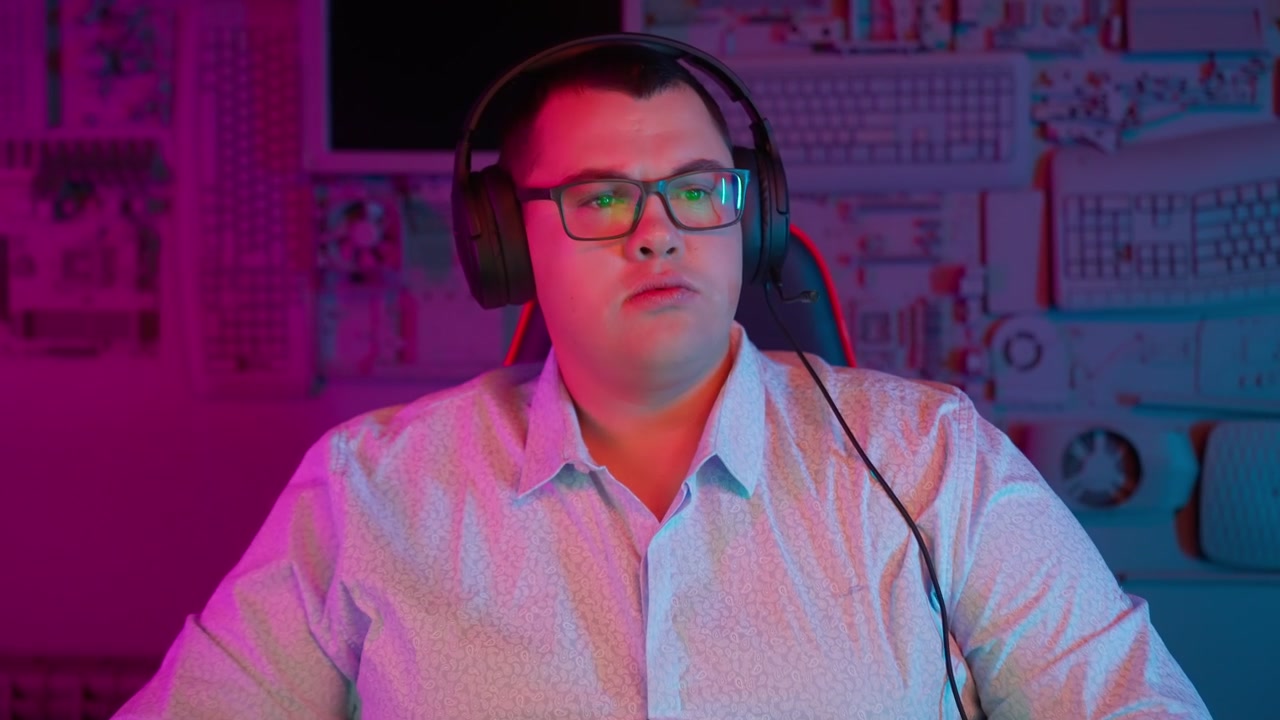 Mladý muž ve sluchátkách zapínající si košili v cyberpunkové místnosti