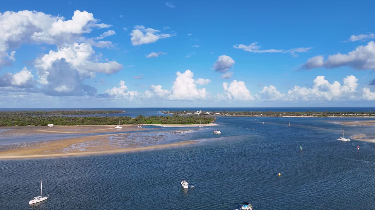 골드 코스트 해역 에 있는 배 들 의 풍경