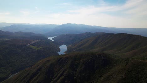 Valle-De-Montaña-Y-Colinas-En-Portugal