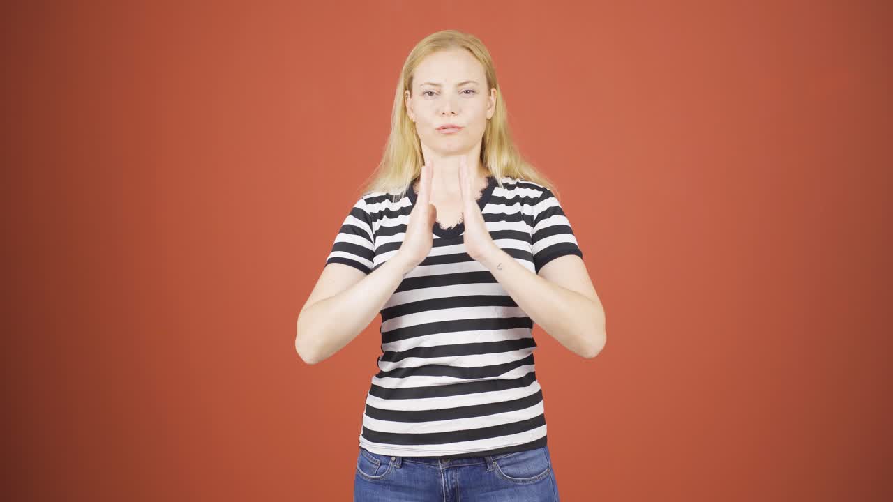 카메라를 쳐다보며 명상하는 여자.