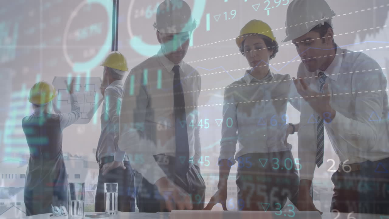 animación del procesamiento de datos financieros sobre diversas personas de negocios que usan cascos en la oficina