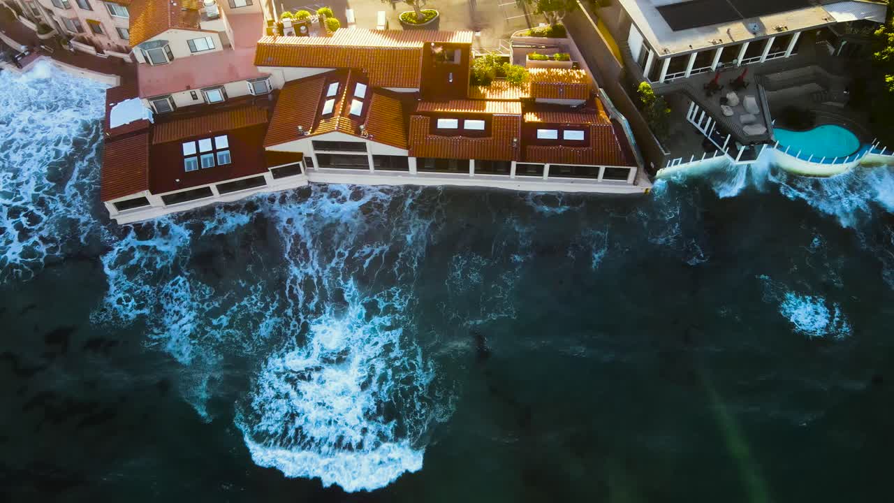 olas rompiendo en un edificio en la jolla