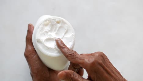 aplicación de crema para las manos