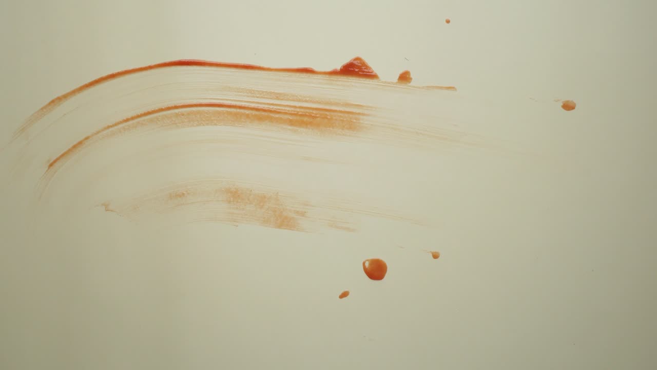 limpieza de ketchup de una superficie blanca