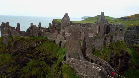 toma cinematográfica de drones del castillo de dunluce, ahora en ruinas castillo medieval en irlanda del norte