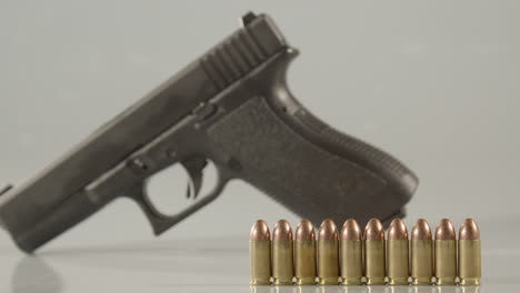 carro de cartuchos de 9 milímetros con una pistola en el fondo
