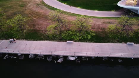 Macho-Caucásico-Paseando-A-Un-Perro-En-Lakefront-Road-En-Milwaukee,-Wisconsin,-EE.UU.