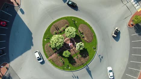 Traffic-passes-through-roundabout-traffic-circle-in-Gettysburg-Pennsylvania-USA