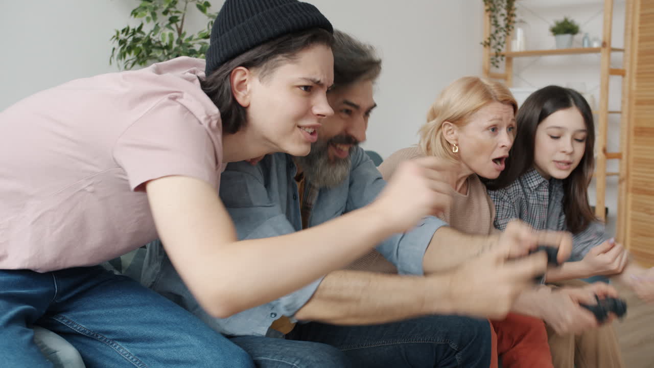 가족이 함께 비디오 게임을 하는 것