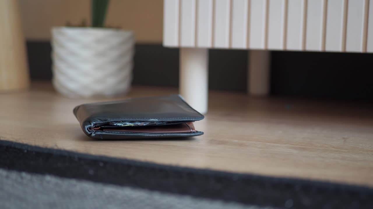 바닥에 잃어버린 지갑